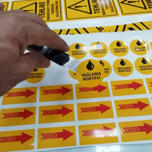 Makina yaglama noktası sarı uyarı etiketi